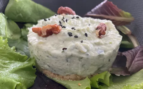 Cheesecake à la courgette posé sur des feuilles de salade