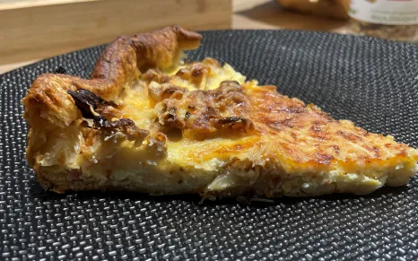 Part de chou-fleur dans une assiette noire